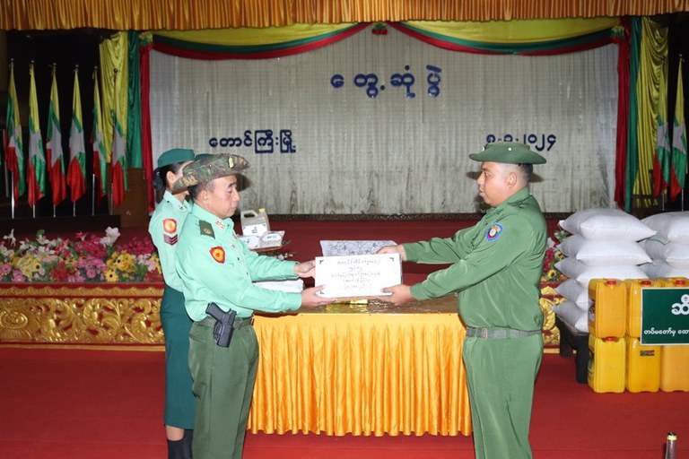 ရှမ်းပြည်နယ် တောင်ကြီးမြို့မှ ဌာနေပြည်သူ့စစ်တပ်ဖွဲ့ဝင်တချို့အား ထောက်ပံ့ငွေများ ပေးအပ်သည့် အခမ်းအနားအား ၂၀၂၄ ခုနှစ်၊ ဇန်နဝါရီလ ၈ ရက်နေ့က တွေ့ရစဉ်။ (Photo: Myanmar Military)