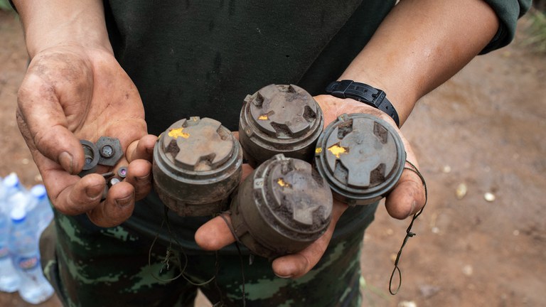 ဖယ်ခုံမြို့နယ်တွင် ကရင်နီပြည်သူ့ကာကွယ်ရေးတပ်ဖွဲ့ဝင်တွေ (KNDF)များ ဖယ်ရှားခံသည့် မိုင်းများအား ၂ဝ၂၃ ခုနှစ် ဇူလိုင်လ ၁၁ ရက်နေ့က တွေ့ရစဉ်။ (Photo : AFP)