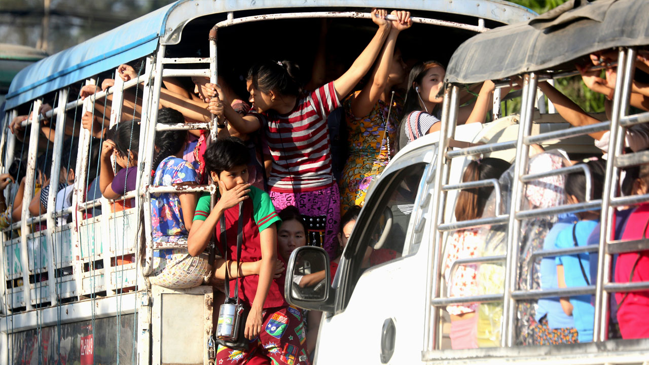 ရန်ကုန်တိုင်း၊ လှိုင်သာယာမြို့နယ် စက်မှုဇုန်မှ အလုပ်သမားများအား ၂၀၂၀ ခုနှစ်၊ မတ်လ ၂၆ ရက်နေ့က တွေ့ရစဉ်။ (Photo: RFA)