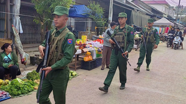ကိုးကန့်တပ်မတော် (MNDAA) တပ်ဖွဲ့ဝင်များအား ပန်ဆန်းမြို့ရှိ ဈေးတန်းတစ်ခုတွင် ၂ဝ၂၃ ခုနှစ်၊ နိုဝင်ဘာလ ၂၉ ရက်နေ့က တွေ့ရစဉ်။ (The Kokang Photo)