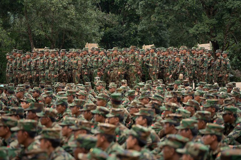 တအာင်းအမျိုးသားလွတ်မြောက်ရေးတပ်မတော် (TNLA) ၏ အထူးတိုက်ခိုက်ရေး စစ်သင်တန်းဆင်းပွဲတွင် TNLA တပ်ဖွဲ့ဝင်များကို ၂၀၂၄ ခုနှစ်၊ နိုဝင်ဘာလ ၉ ရက်နေ့က တွေ့ရစဥ်။ (Photo: TELEGRAM/ PSLF)