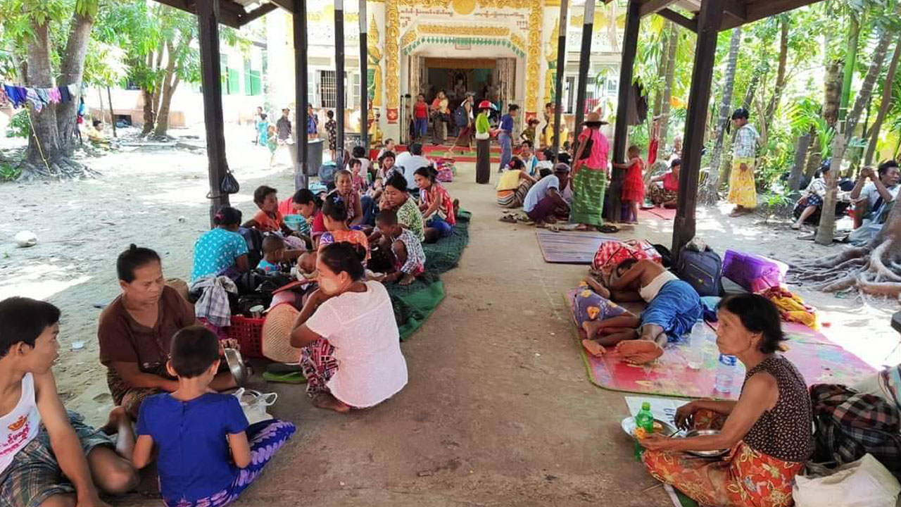 ဧရာဝတီတိုင်း၊ လပွတ္တာမြို့ပေါ်သို့ မိုခါ မုန်တိုင်းလာရှောင်သည့် ဒေသခံများအား ၂၀၂၃ ခုနှစ်၊ မေလ ၈ ရက်နေ့က တွေ့ရစဉ်။ (Photo: Heart Laputta)