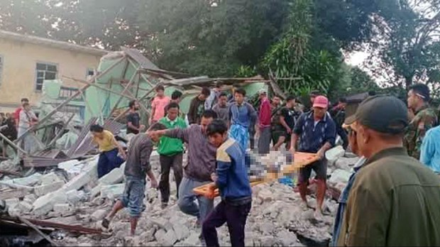 မိုးကုတ်မြို့ကျောက်လုပ်ကွက် ဗုံးကြဲခံရပြီး ငါးဦး သေ၊ နှစ်ဆယ်ခန့် ဒဏ်ရာရ မိုးကုတ်မြို့ကျောက်လုပ်ကွက် ဗုံးကြဲခံရပြီး ငါးဦး သေ၊ နှစ်ဆယ်ခန့် ဒဏ်ရာရ
