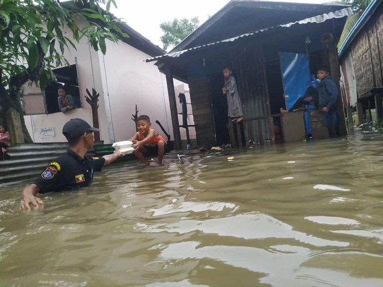 မော်လမြိုင် သီရိမြိုင်ရပ်ကွက် ရေကြီးနေမှုအား ၂၀၂၃ ခုနှစ် ဇူလိုင်လ ၁၉ ရက်နေ့က တွေ့ရစဉ်။ (ဓာတ်ပုံ - ကျန်းမာ ချမ်းသာအရေးပေါ်ကယ်ဆယ်ရေးအဖွဲ့)
