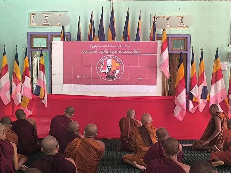 စစ်ကောင်စီကို ဆန့်ကျင်သည့် ပတ္တနိက္ကုဇ္ဇန ကံဆောင်သပိတ်တွင် ပါဝင်ကြသည့် မုံရွာမြို့မှ သံဃာတော်များအား ၂ဝ၂၄ ခုနှစ် ဇွန်လ ၂၇ ရက်နေ့က တွေ့ရစဉ်။ (Citizen Photo)