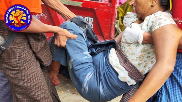 မုံရွာမှာ ရွာဈေးထဲ လက်နက်ကြီးကျလို့ လူနှစ်ဆယ်ကျော် ထိခိုက်သေဆုံး မုံရွာမှာ ရွာဈေးထဲ လက်နက်ကြီးကျလို့ လူနှစ်ဆယ်ကျော် ထိခိုက်သေဆုံး