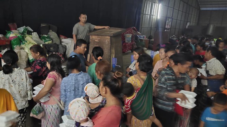 စစ်ကောင်စီတပ် တိုက်ခိုက်ခဲ့သည့် လိုင်ဇာမြို့အနီးရှိ မုန်လိုင်ခက် စစ်ဘေးဒုက္ခသည်စခန်းမှ စစ်ဘေးဒုက္ခသည်များအား ၂၀၂၃ ခုနှစ်၊ အောက်တိုဘာလ ၁၀ ရက်နေ့က တွေ့ရစဉ်။ (Photo: Awng Ja)