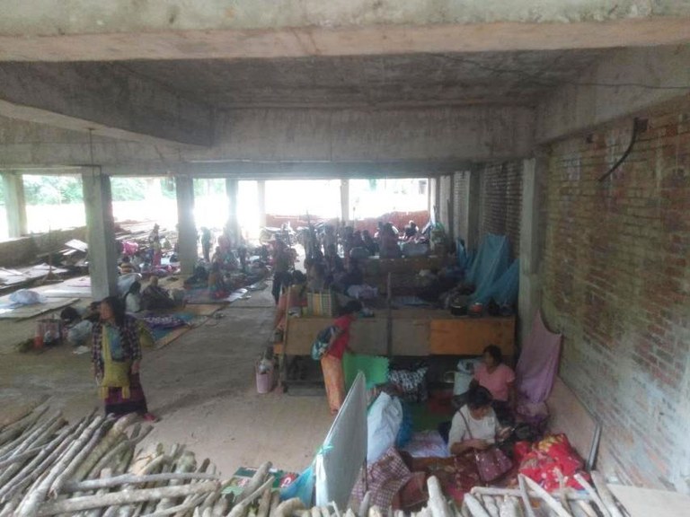 လွိုင်တေမိန်းတောင်နှင့် မန်ကန်ရွာမှ နေရပ်စွန့်ခွာ တိမ်းရှောင်လာသည့် စစ်ဘေးဒုက္ခသည်များအား ၂၀၂၃ ခုနှစ် ဩဂုတ်လ ၂၉ ရက်နေ့က တွေ့ရစဉ်။ (Photo: Citizen Journalist)