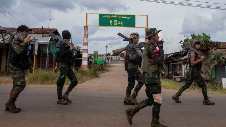 ကရင်နီဒေသကာကွယ်ရေး တပ်ဖွဲ့ဝင်များအား မိုးဗြဲမြို့အတွင်း ၂ဝ၂၃ ခုနှစ် နိုဝင်ဘာလ ၂၇ ရက်နေ့က တွေ့ရစဉ်။ (Photo: Reuters)