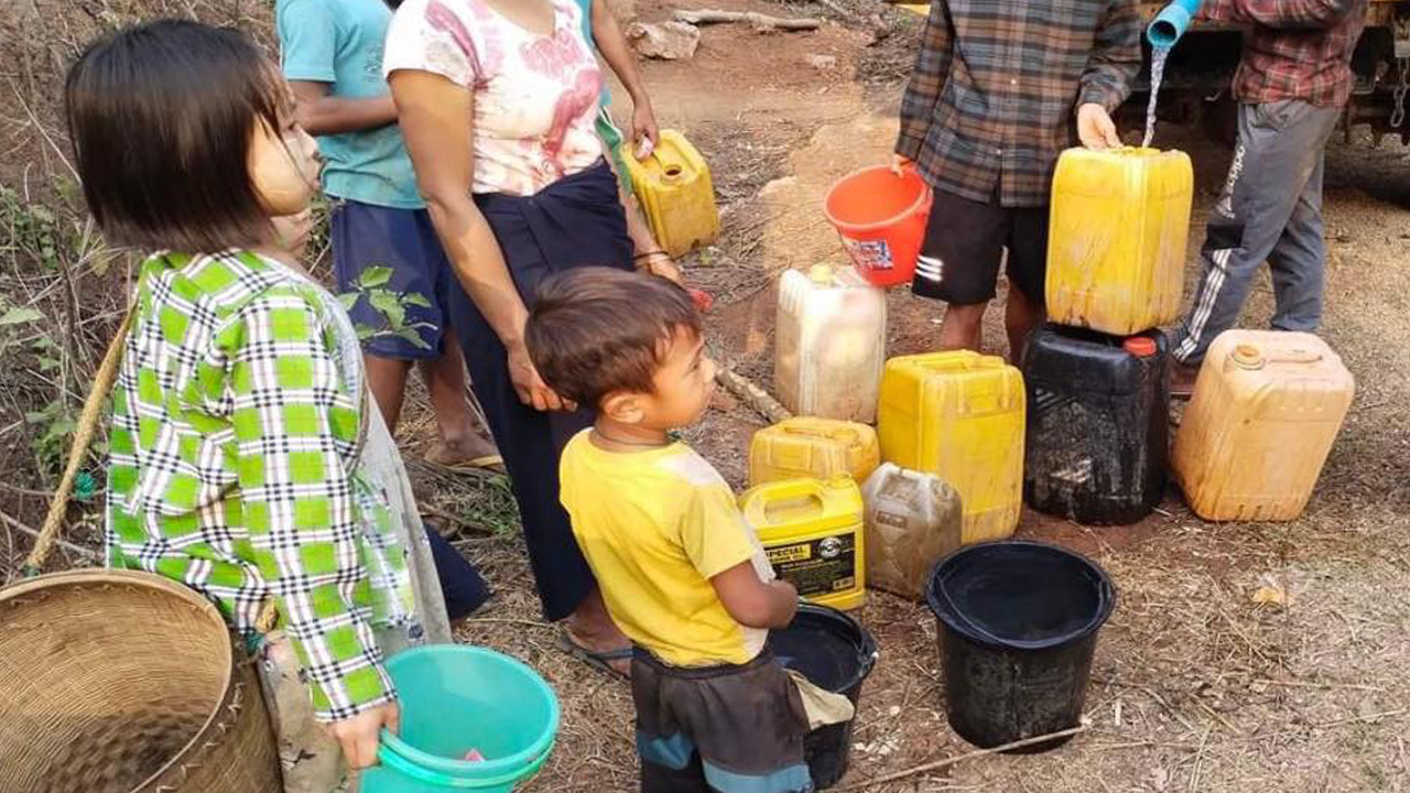 ရေသယ်ရန်စောင့်ဆိုင်းနေသည့် ကရင်နီကလေးငယ်များကို ၂၀၂၂ ခုနှစ် မတ်လတွင် တွေ့ရစဥ် (ဓာတ်ပုံ - ကရင်နီပြည် စစ်ဘေးရှောင် ကူညီစောင့်ရှောက်ရေးကွန်ရက်)