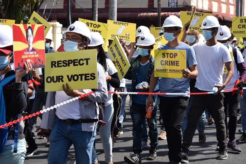 စစ်အာဏာသိမ်းမှုကိုဆန့်ကျင်တဲ့ ငြိမ်းချမ်းစွာဆန္ဒပြသူတွေကို ၂၀၂၁ ဖေဖော်ဝါရီ ၁၄ ရက်နေ့က ရန်ကုန်မြို့မှာ တွေ့ရစဥ်