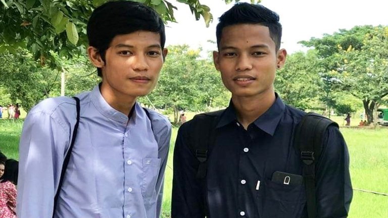 ကိုကိုအောင်ထက်နိုင်နဲ့ အမွှာညီဖြစ်သူ ညီညီအောင်ထက်နိုင် တို့ကို တွေ့ရစဉ်။ (Photo: Citizen Journalist)
