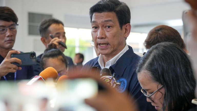 မဲဆောက်မြို့ ထိုင်း-မြန်မာ ချစ်ကြည်ရေးတံတားအမှတ် (၂) အနီးတွင် သတင်းထောက်များအား ပြန်လည်ဖြေကြားနေသော ထိုင်းနိုင်ငံခြားရေးဝန်ကြီးအား ၂၀၂၄ ခုနှစ်၊ ဧပြီလ ၁၂ ရက်နေ့က တွေ့ရစဉ်။ (Photo: RFA)