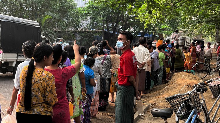 ရန်ကုန်တိုင်း လှိုင်မြို့နယ်တွင် စားအုန်းဆီတန်းစီဝယ်ယူနေသူများအား ၂၀၂၃ ခုနှစ် မတ်လ ၁၀ ရက်နေ့ မနက်ပိုင်းက တွေ့ရစဉ်။ (Photo: RFA)