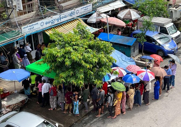 မြန်မာ့စီးပွားရေး အဘက်ဘက်က ယိုင်နဲ့နေကြောင်း လေ့လာသူတွေ သုံးသပ် မြန်မာ့စီးပွားရေး အဘက်ဘက်က ယိုင်နဲ့နေကြောင်း လေ့လာသူတွေ သုံးသပ်