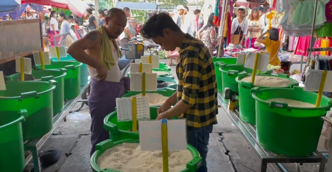 ရန်ကုန်မြို့ရှိ ဆန်ဆိုင်တစ်ခုတွင် ဈေးဝယ်နေသူများအား ၂ဝ၂၂ ခုနှစ် ဧပြီလက တွေ့ရစဉ်။ (Photo: RFA)