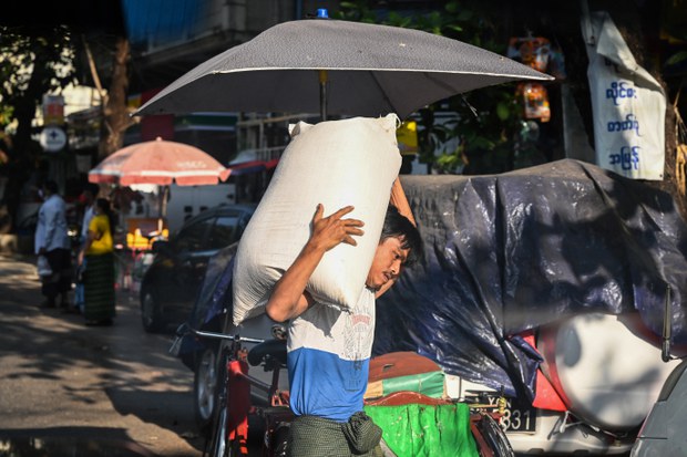 ငွေဈေးနှစ်ဆတက်ပြီးနောက် တပြည်လုံး အခက်အခဲနဲ့ ရင်ဆိုင်နေရ ငွေဈေးနှစ်ဆတက်ပြီးနောက် တပြည်လုံး အခက်အခဲနဲ့ ရင်ဆိုင်နေရ