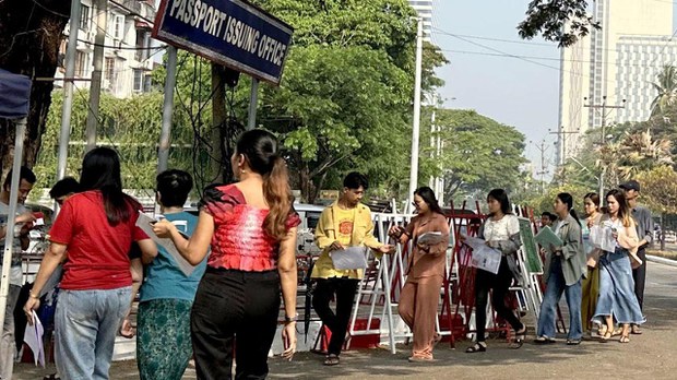 နိုင်ငံကူးလက်မှတ် အမျိုးအစားပေါင်းစုံနဲ့ ချုပ်ကိုင်ခံထားရတဲ့ မြန်မာပြည်သူများ နိုင်ငံကူးလက်မှတ် အမျိုးအစားပေါင်းစုံနဲ့ ချုပ်ကိုင်ခံထားရတဲ့ မြန်မာပြည်သူများ