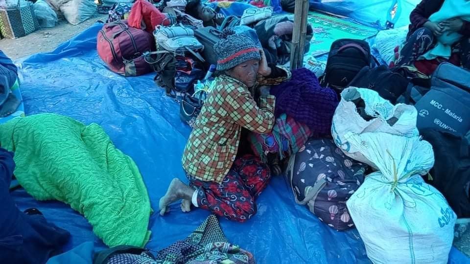 (အိန္ဒိယနိုင်ငံ မီဇိုရမ်ပြည်နယ် ချပ်ပီကျေးရွာမှာ ချင်းစစ်ဘေးဒုက္ခသည်တွေကို တွေ့ရစဥ်)  Photo: The Chin Journal