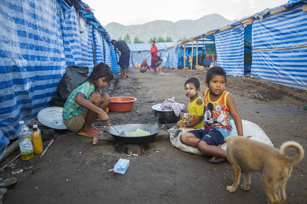 နိုင်ငံတစ်ဝန်း စစ်ဘေးဒုက္ခသည်ကလေး နှစ်သိန်းနီးပါးရှိလာပြီ နိုင်ငံတစ်ဝန်း စစ်ဘေးဒုက္ခသည်ကလေး နှစ်သိန်းနီးပါးရှိလာပြီ