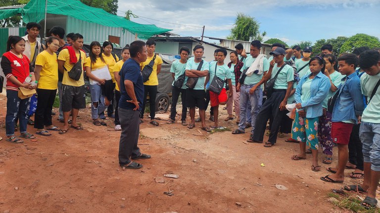 mou-thai.jpg MOU စနစ်ဖြင့် ထိုင်းနိုင်ငံတွင် သွားရောက်အလုပ်လုပ်နေသည့် အလုပ်သမားတွေထဲမှ အခက်အခဲဖြစ်နေသူများအား ၂၀၂၃ ဩဂုတ်လအတွင်က တွေ့ရစဉ်။ (Hla Khaing Photo)