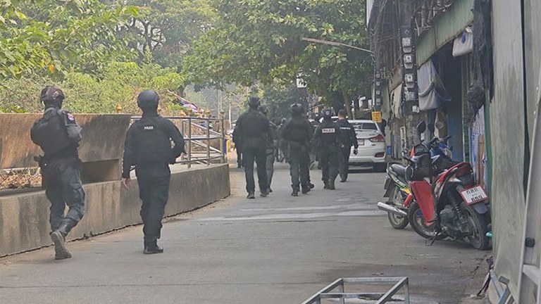 ထိုင်း - မြန်မာ နယ်စပ် အမှတ် (၁) တံတားအနီးတွင် ထိုင်းစစ်တပ်က လုံခြုံရေးတိုးမြှင့်ထားသည်ကို ၂၀၂၄ ခုနှစ် ဧပြီလ ၁၀ ရက် မနက်ပိုင်းက တွေ့ရစဉ်။ (Photo: RFA)