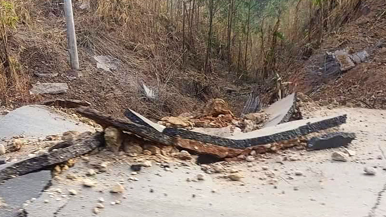 ၂၀၂၃ ခုနှစ်၊ မတ်လ ၂၅ ရက်နေ့ ဖြစ်ပွားသည့် တိုက်ပွဲများကြောင့် ပျက်စီးသွားခဲ့သည့် မြဝတီ-ကော့ကရိတ်လမ်းပိုင်းတစ်နေရာကို တွေ့ရစဉ်။ (Photo: Citizen Journalist)