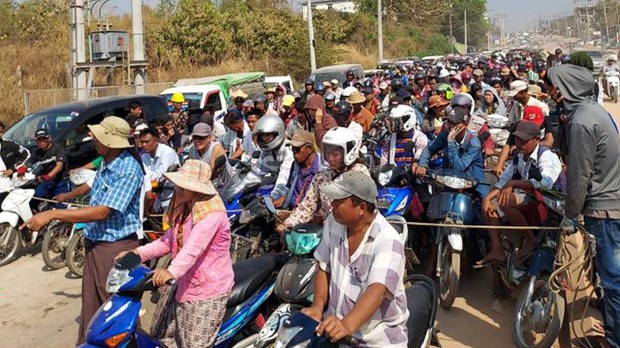 မြဝတီမှာ လောင်စာဆီဈေးနှုန်း နှစ်ဆမြင့်တက်ပြီး ဝယ်ယူဖို့ခက်ခဲနေ မြဝတီမှာ လောင်စာဆီဈေးနှုန်း နှစ်ဆမြင့်တက်ပြီး ဝယ်ယူဖို့ခက်ခဲနေ