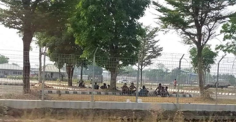 myanmar-military ထိုင်း-မြန်မာနယ်စပ် အမှတ် (၂) ထိုင်း-မြန်မာ ချစ်ကြည်ရေးတံတားအနီးတွင် စစ်ကောင်စီ တပ်ဖွဲ့ဝင်များကို ၂၀၂၄ ခုနှစ်၊ ဧပြီလ ၁၁ ရက်နေ့က တွေ့ရစဉ်။ (Photo: Citizen Journalist)