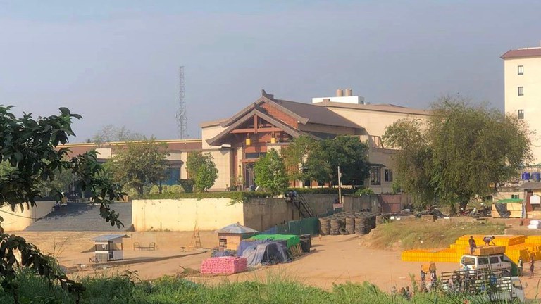 လောင်းကစားရုံများရှိသည့် ကရင်ပြည်နယ်၊ မြဝတီမြို့နယ်၊ ရွှေကုက္ကိုမြို့သစ်တွင် အဆောက်အအုံများ ဆောက်လုပ်နေသည်ကို ၂၀၂၃ ခုနှစ် မတ်လအတွင်းက တွေ့ရစဉ်။ (Photo: RFA)