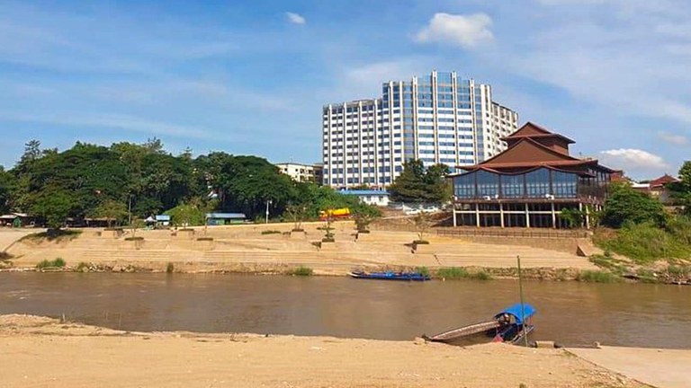 ကရင်ပြည်နယ် မြဝတီမြို့နယ် ရွှေကုက္ကိုမြို့သစ်မှ အဆောက်အအုံတစ်ခုကို ၂၀၂၃ ခုနှစ် နိုဝင်ဘာလက တွေ့ရစဥ်။ (Photo: RFA)