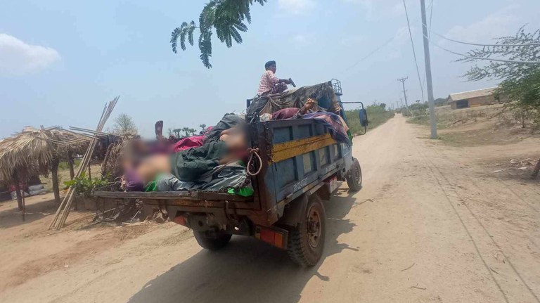 စစ်ကိုင်းတိုင်း မြင်းမူမြို့နယ် လက်ထုတ္တောကျေးရွာတွင် စစ်ကောင်စီစစ်ကြောင်းမှ သတ်ဖြတ်သွားသည့် အရပ်သား ၃၀ ကျော်အား သယ်ဆောင်နေသည်ကို ၂၀၂၄ ခုနှစ် မေလ ၁၁ ရက်နေ့က တွေ့ရစဉ်။ (Photo: Citizen Journalist)