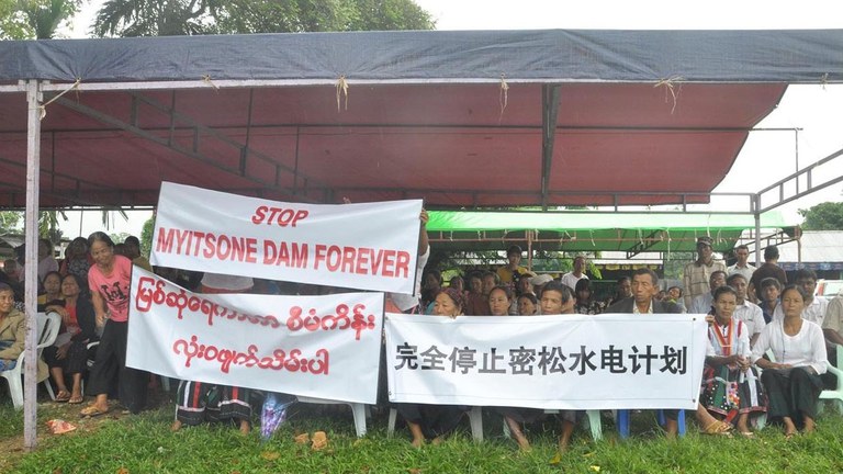 ကချင်ပြည်နယ်မှ ဧရာဝတီမြစ်ဆုံ မေခ၊ မလိခမြစ်နှစ်သွယ်ပေါင်းဆုံရာ မြစ်ဆုံရေကာတာ စီမံကိန်းဖျက်သိမ်းပေးရေး ၂၀၁၆ ခုနှစ်၊ စက်တင်ဘာလ ၉ ရက်နေ့က ပြုလုပ်ခဲ့ကြစဉ်။ (Photo: RFA)
