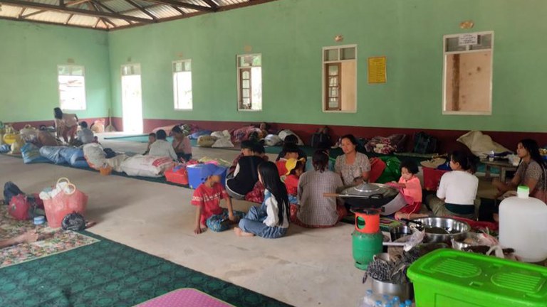 နောင်ချိုမြို့နယ်အတွင်း တိုက်ပွဲကြောင့်ထွက်ပြေးနေရသည့် ဒုက္ခသည်တချို့ကို ၂၀၂၃ ခုနှစ် ဧပြီလ ၇ ရက်နေ့က တွေ့ရစဉ်။ (ဓာတ်ပုံ-ရှမ်းသွေး)