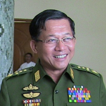 တပ်မတော်ကာကွယ်ရေးဦးစီးချုပ် ဗိုလ်ချုပ်မှူးကြီး မင်းအောင်လှိုင်ကို တွေ့ရစဉ်