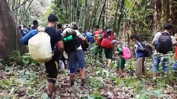 kayah-refugee-flee.jpg kayah-refugee-flee.jpg