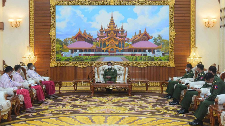 မွန်ပြည်သစ်ပါတီ (NMSP) အဖွဲ့ဝင်များနှင့် စစ်ကောင်စီ ဥက္ကဋ္ဌ ဗိုလ်ချုပ်မှူးကြီး မင်းအောင်လှိုင်တို့ ၂၀၂၂ ခုနှစ်၊ အောက်တိုဘာလ ၁၁ ရက်နေ့က နေပြည်တော်မှာ တွေ့ဆုံစဉ်။ (ဓာတ်ပုံ- တပ်မတော်ကာကွယ်ရေးဦးစီးချုပ်ရုံး)