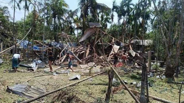သံတွဲမြို့နယ်၊ ဆင်ခေါင်း ကျေးရွာတွင် စစ်ကောင်စီ၏ ဗုံးကြဲတိုက်ခိုက်မှုကြောင့် အပျက်အစီးများအား ၂၀၂၄ ခုနှစ်၊ ဇွန်လ ၇ ရက်နေ့က တွေ့ရစဉ်။ (Citizen Photo)