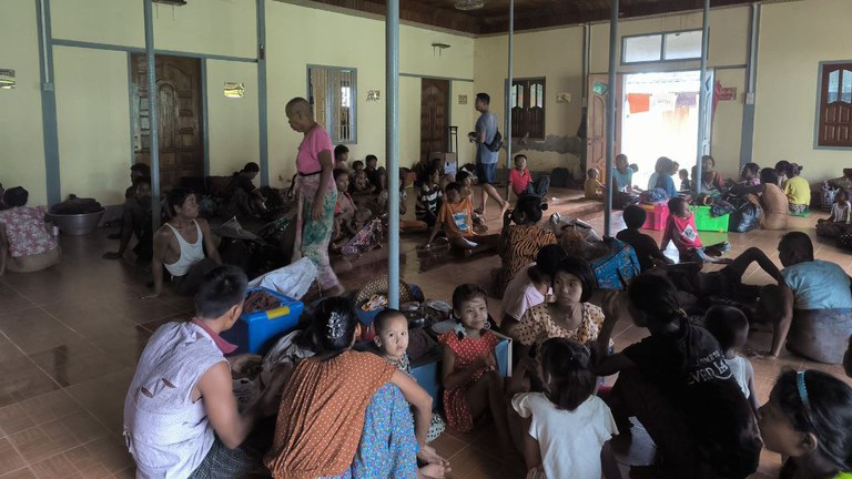 ရခိုင်ပြည်နယ် သံတွဲမြို့နယ်အတွင်းက စစ်ဘေးဒုက္ခသည်များအား ၂၀၂၄ ခုနှစ် ဇွန်လ ၁၅ ရက်နေ့က တွေ့ရစဉ်။ (Photo: Dwarawaddy-Sandoway)