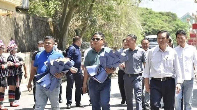 စစ်ကောင်စီငြိမ်းချမ်းရေးအဖွဲ့နှင့် တွေ့ဆုံရန် မြောက်ပိုင်းလက်နက်ကိုင် သုံးဖွဲ့ ကိုယ်စားလှယ်များ မိုင်းလားမြို့ကို ၂ဝ၂၃ ခုနှစ် မေလ ၃ဝ ရက်နေ့က ရောက်ရှိလာကြစဉ်။ (Photo: Citizen Journalist)
