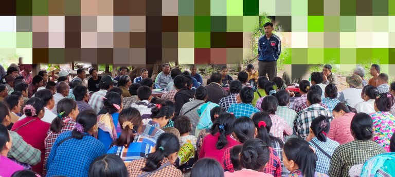 ၂၀၂၄ ခုနှစ်၊ ဒီဇင်ဘာလ ၂၁ ရက်နေ့က စစ်ကိုင်းတိုင်း ခင်ဦးမြို့နယ်အတွင်းရှိ ကျေးရွာတစ်ရွာတွင် ပြည်သူများနှင့် မြို့နယ် ပသုံးလုံးတာဝန်ရှိသူများ တွေ့ဆုံနေကြစဉ်။ (ဓာတ်ပုံ - ခင်ဦးမြို့နယ် ပြည်သူ့အုပ်ချုပ်ရေးအဖွဲ့)