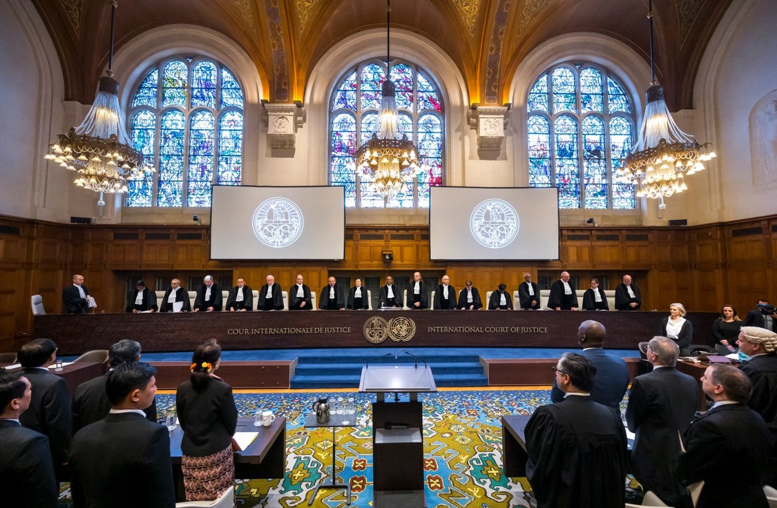 (၂၀၁၉  ဒီဇင်ဘာ ၁ဝ ရက်နေ့  ICJ တရားရုံး ကြားနာပွဲမှာ ဒေါ်အောင်ဆန်းစုကြည်နှင့် မြန်မာကိုယ်စားလှယ်များကို တွေ့ရစဥ်) Photo: CIJ_ICJ Twitter