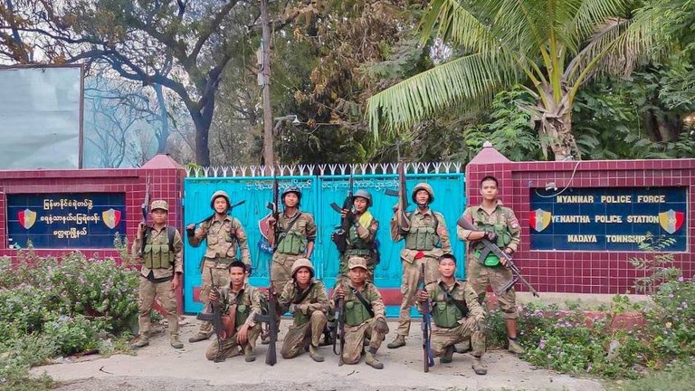 မန္တလေးတိုင်း မတ္တရာမြို့နယ် ရေနံ့သာနယ်မြေရဲစခန်းရှေ့တွင် တွေ့ရသည့် ပြည်သူ့ကာကွယ်ရေးတပ်မတော်-မန္တလေး (MDY-PDF) တပ်ဖွဲ့ဝင်များ။ (Photo : MDY-PDF)