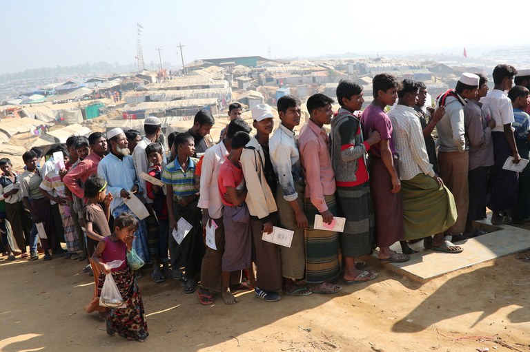 ၂ဝ၁၈ ခုနှစ် ဇန်နဝါရီလ ၂၁ ရက်နေ့က ဘင်္ဂလားဒေ့ရှ်နိုင်ငံ ကုတုပါလောင်ဒုက္ခသည်စခန်းတွင် ထောက်ပံ့ရိက္ခာများရယူရန် တန်းစီစောင့်ဆိုင်းနေကြသည့် ရိုဟင်ဂျာဒုက္ခသည်များ။ ( Photo : AFP)