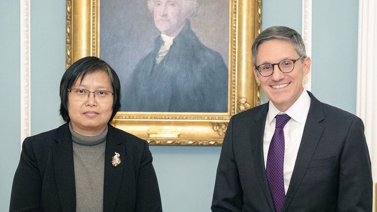 NUG နိုင်ငံခြားရေးဝန်ကြီး ဒေါ်ဇင်မာအောင်နှင့် အမေရိကန်နိုင်ငံခြားရေးဝန်ကြီးဌာန အတိုင်ပင်ခံ ဒဲရစ်ချောလက်တို့ ၂၀၂၄ ခုနှစ်၊ ဖေဖော်ဝါရီလ ၂ ရက်နေ့က တွေ့ရစဉ်။ (Photo: X/ Derek Chollet)