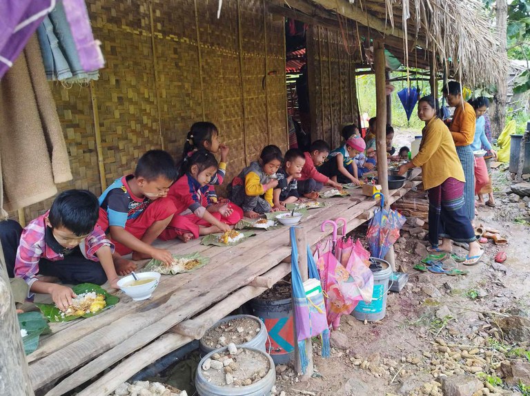 ကရင်နီစစ်ဘေးဒုက္ခသည်စခန်းတစ်ခုမှ ကလေးငယ်များအား ၂ဝ၂၃ ခုနှစ် အောက်တိုဘာလအတွင်းက တွေ့ရစဉ်။ (ဓာတ်ပုံ - ကရင်နီပြည် စစ်ဘေးရှောင် ကူညီစောင့်ရှောက်ရေးကွန်ရက်)