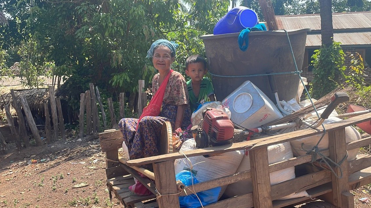 တိုက်ပွဲတွေကြောင့် မွန်ပြည်နယ် သထုံခရိုင် လေးကေကျေးရွာမှ ထွက်ပြေးနေကြရသူတွေကို ၂၀၂၂ ခုနှစ် မေလမှာ တွေ့ရစဥ် (Photo: CJ)