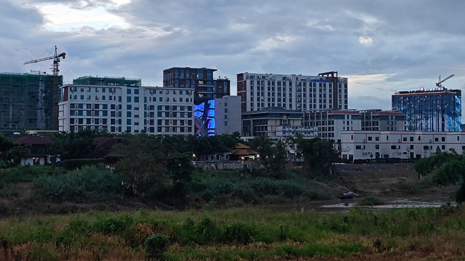 ကရင်ပြည်နယ်၊ မြဝတီမြို့နယ်၊ ရွှေကုက္ကိုမြို့သစ်ရှိ ဆောက်လုပ်ဆဲ အဆောက်အအုံတချို့အား ၂ဝ၂၄ ခုနှစ်၊ စက်တင်ဘာလ ၅ ရက်နေ့က တွေ့ရစဉ်။ (Photo: RFA)