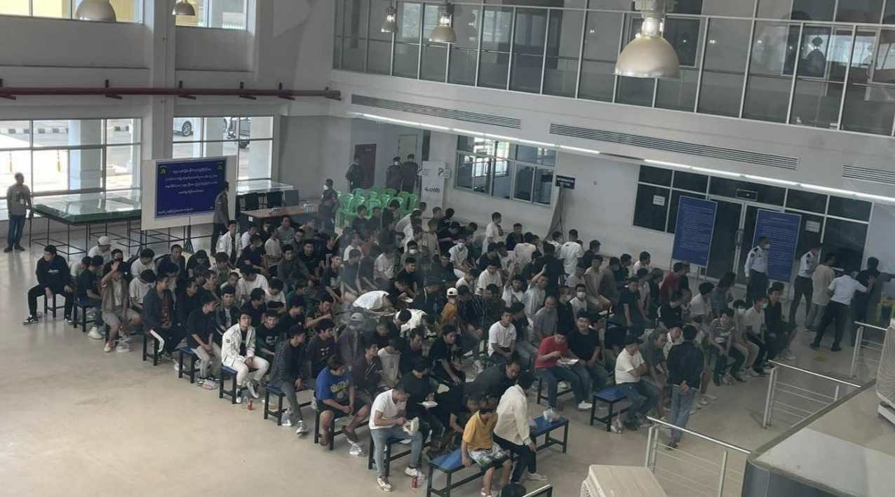 မြန်မာနိုင်ငံ မြဝတီမြို့ကနေ တရုတ်နိုင်ငံကို ပြန်မည့် တရုတ်နိုင်ငံသားများအား ထိုင်းနိုင်ငံ မဲဆောက်အပြည်ပြည်ဆိုင်ရာ လေဆိပ်တွင် ၂၀၂၄ ခုနှစ် ဖေဖော်ဝါရီလ ၂၉ ရက်နေ့က တွေ့ရစဉ်။ (Photo: Mr Joe)