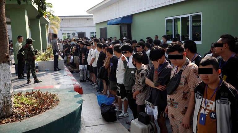 ငွေလိမ်လုပ်ငန်းများတွင် လုပ်ကိုင်နေကြသည့် နိုင်ငံခြားသားများအား ပြန်လည်ပို့ဆောင်ရန် ပြင်ဆင်နေသည့် မြင်ကွင်းအား ၂ဝ၂၅ ခုနှစ် ဖေဖော်ဝါရီလ ၁၆ ရက်နေ့က စစ်ကောင်စီက ထုတ်ပြန်ထားစဉ်။ (Myanmar Military Photo)